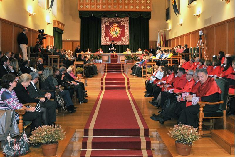 O xurista Luis Díez-Picazo y Ponce de León incorpórase ao cadro de doutores honoris causa da USC