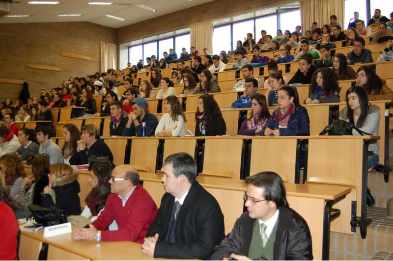 A xornada ‘UniversoCoop’, de difusión do cooperativismo, reúne preto de 250 estudantes na Facultade de ADE