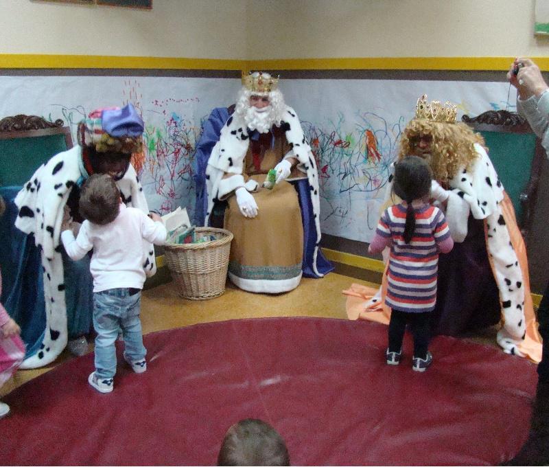 Os Reis Magos realizan unha visita sorpresa á Escola Infantil Breogán da USC