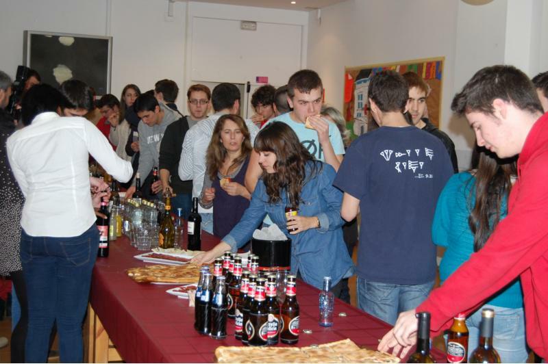 Un grupo de universitarios asume a xestión e reabre ao público o comedor da residencia Bal y Gay