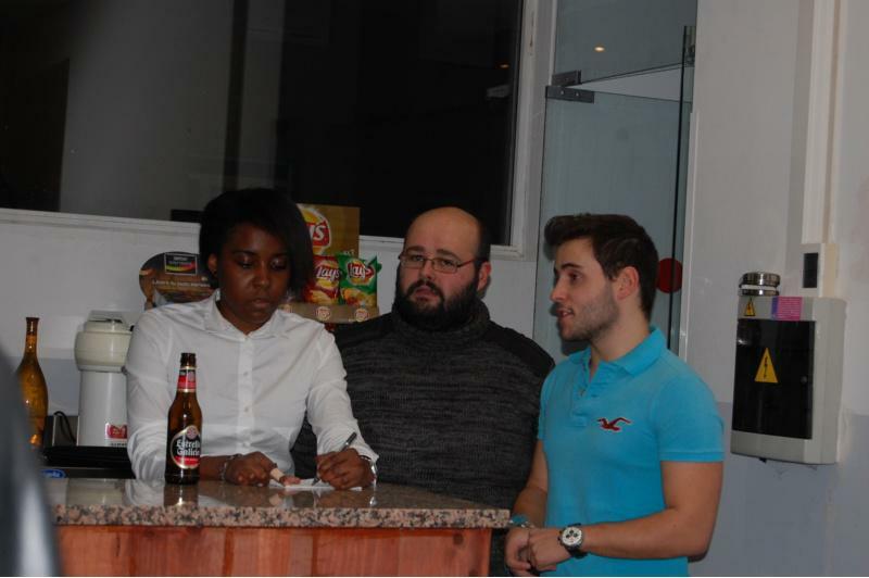 Un grupo de universitarios asume a xestión e reabre ao público o comedor da residencia Bal y Gay