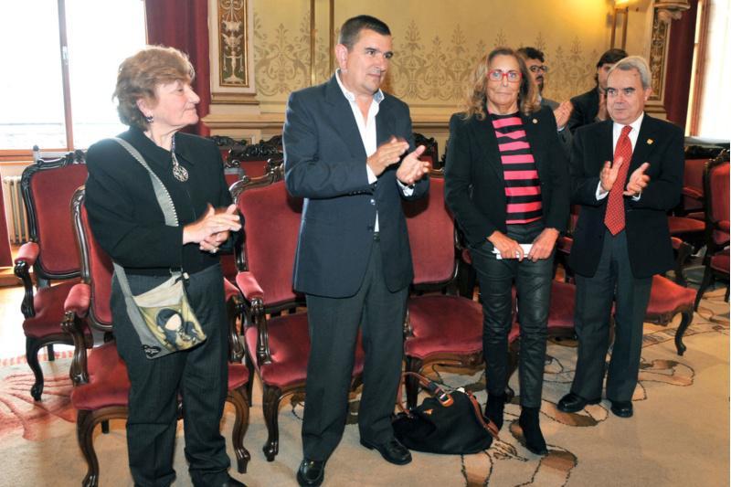 O reitor impúxolle a insignia de ouro da USC á profesora María Luisa Sobrino Manzanares