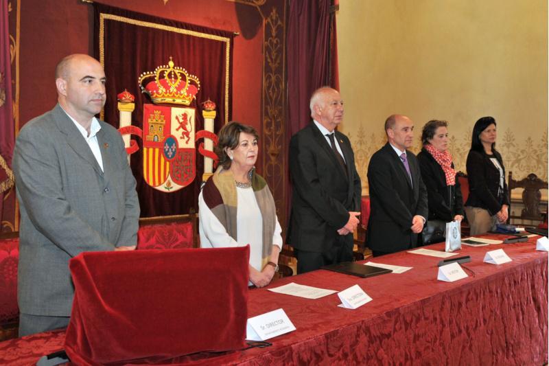 O reitor impúxolle a insignia de ouro da USC á profesora María Luisa Sobrino Manzanares