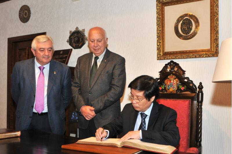 A USC e a Universidade de Hanoi intercambiarán alumnado e persoal docente e investigador