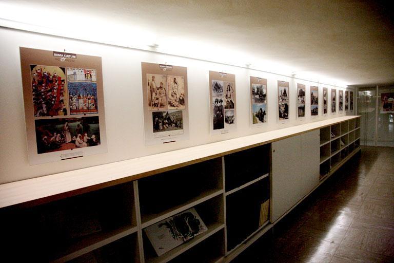 Unha mostra fotográfica na Biblioteca Internacional da Diversidade Cultura achega a evolución no tempo da cultura xitana