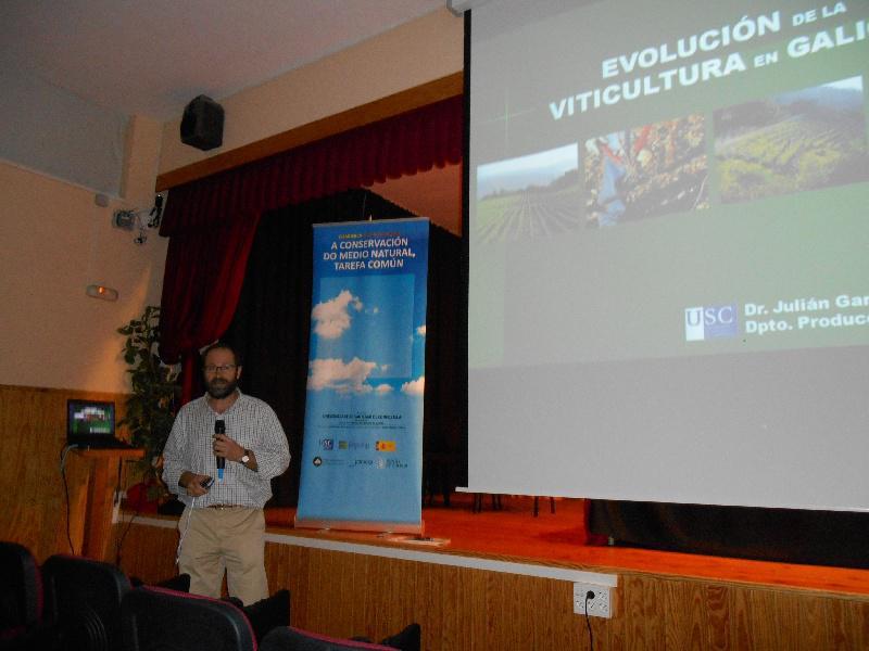 “A produción vitivinícola en Galicia é en si un universo”, afirma o investigador García Berrios no Barco de Valdeorras