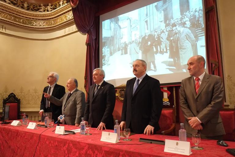 O discurso co que Otero Pedrayo pechou a súa etapa como profesor universitario volveu encher o Paraninfo da Universidade