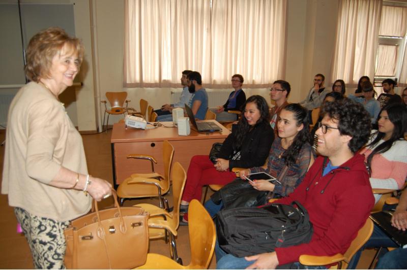 Nona Inés Vilariño lembra a memoria das constituíntes nunha sesión celebrada na residencia Jesús Bal y Gay