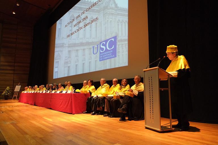 A promoción 2009-2015 de Medicina celebrou a súa graduación nun acto académico