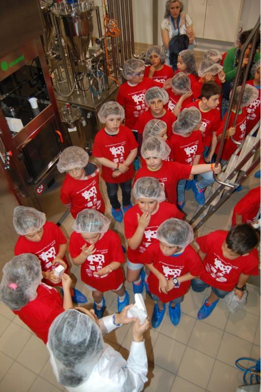 Escolares lugueses visitan as novas instalacións da APLTA da USC co gallo do Día Mundial do Leite