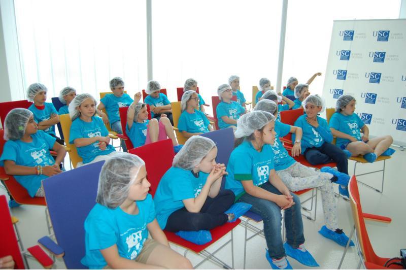 Escolares lugueses visitan as novas instalacións da APLTA da USC co gallo do Día Mundial do Leite