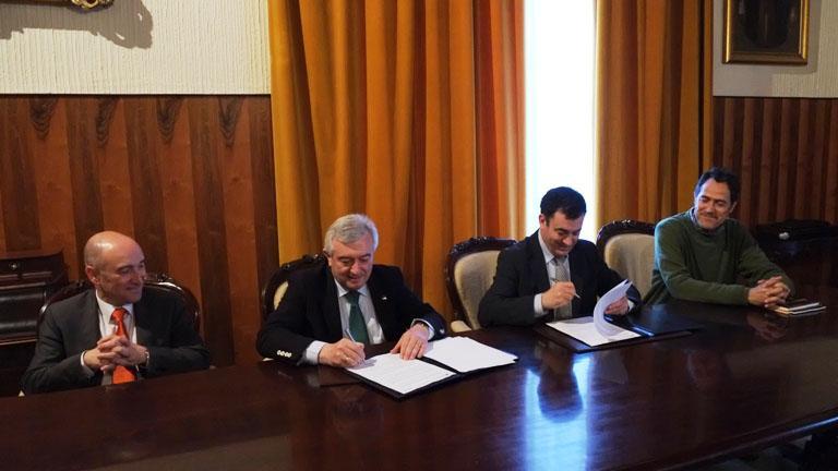 A USC e a Consellaría de Cultura, Educación e Ordenación Universitarias asinan un convenio para apoiar as actuacións arqueolóxicas en Cova Eirós