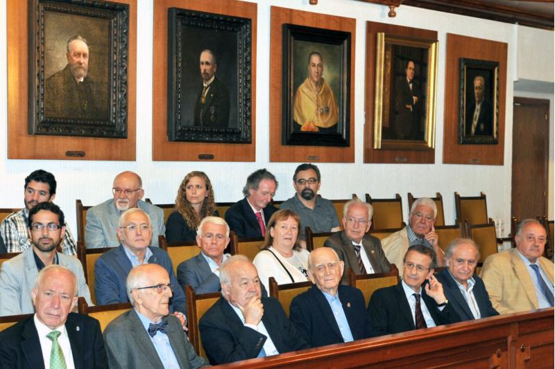 Recollen nun libro 70 anos de historia de la Medicina académica en Compostela