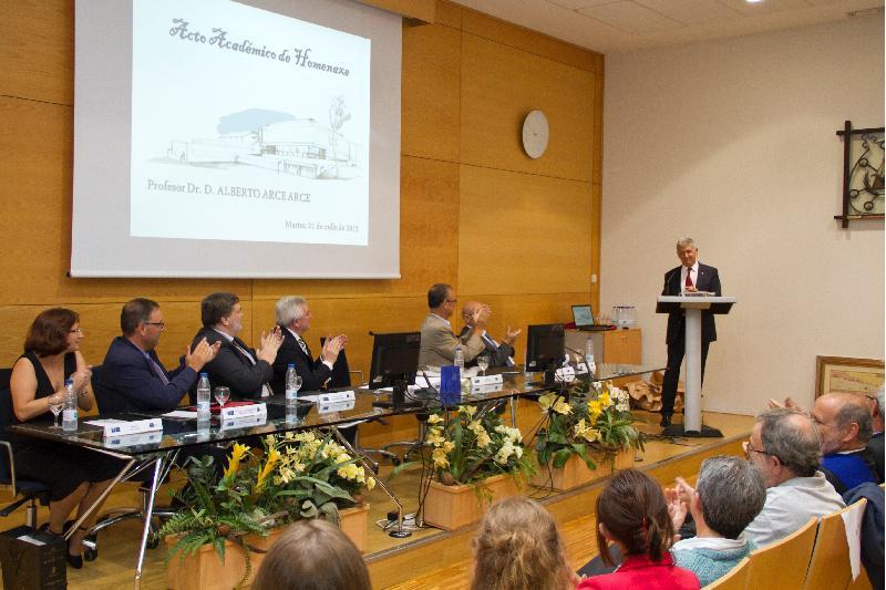 A USC recoñece o esforzo académico de Alberto Arce, o catedrático de Enxeñaría Química máis antigo das universidades españolas