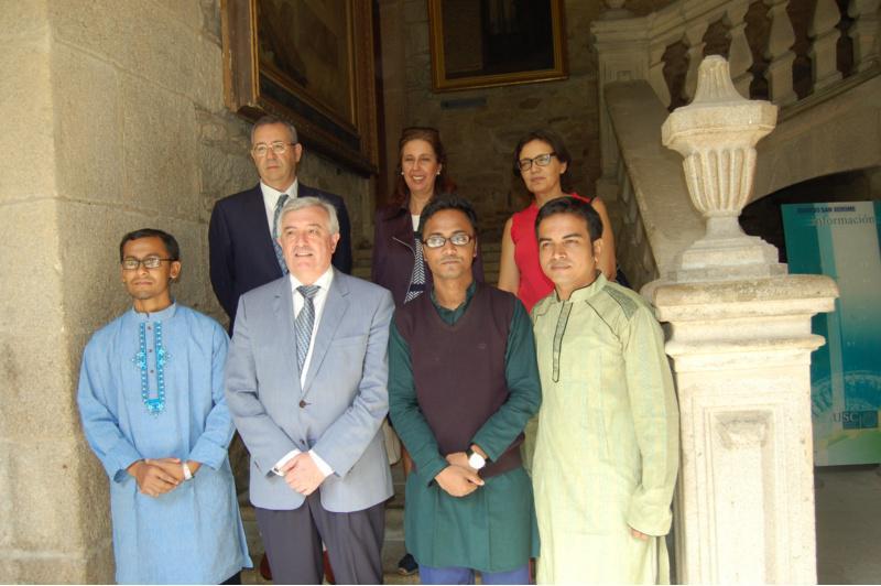O reitor Juan Viaño recibiu os tres estudantes da Universidade de Daca que estudan español na USC cunha bolsa da Cátedra Inditex