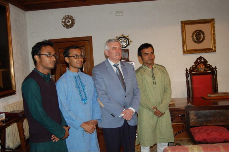 O reitor Juan Viaño recibiu os tres estudantes da Universidade de Daca que estudan español na USC cunha bolsa da Cátedra Inditex