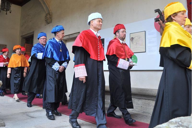 O reitor chama á busca de mecanismos de crecemento na contorna universitaria