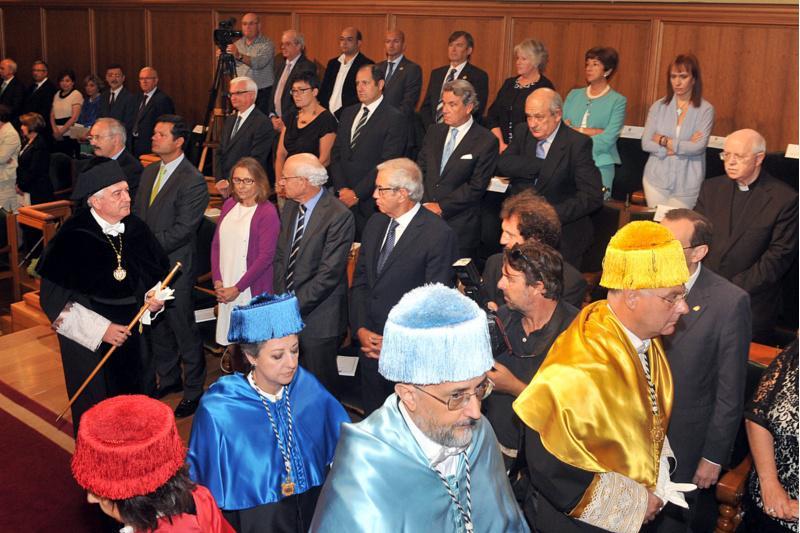 O reitor chama á busca de mecanismos de crecemento na contorna universitaria