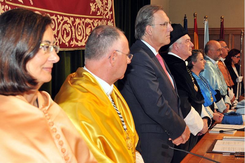 O reitor chama á busca de mecanismos de crecemento na contorna universitaria