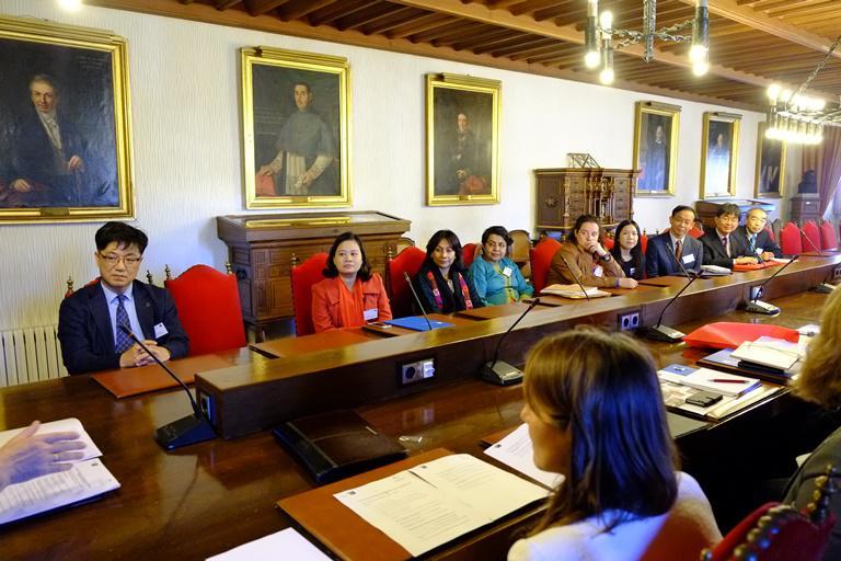 Unha delegación de universidades de países asiáticos visita a USC