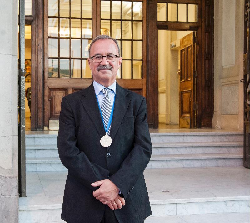 O profesor Juan Lema, investido honoris causa pola Pontificia Universidade Católica de Valparaíso en Chile