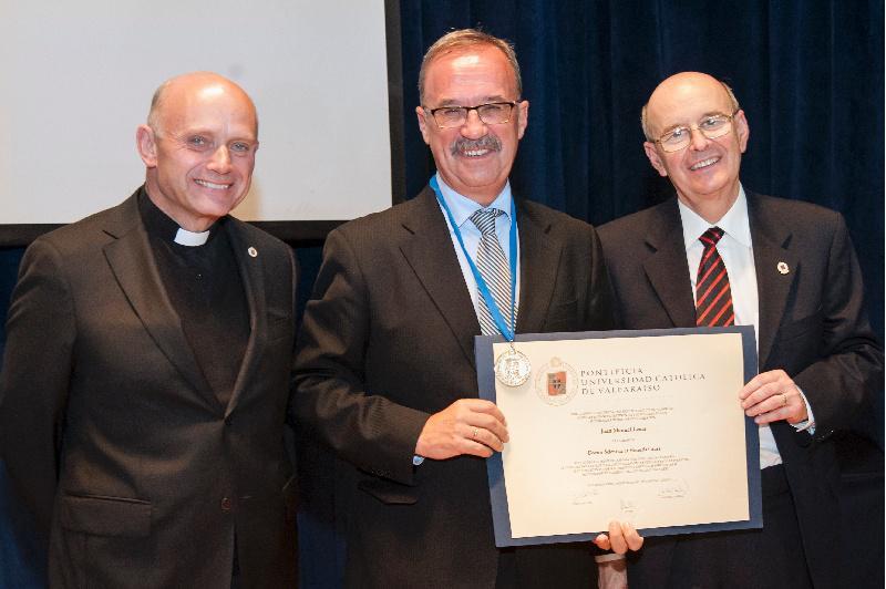 O profesor Juan Lema, investido honoris causa pola Pontificia Universidade Católica de Valparaíso en Chile