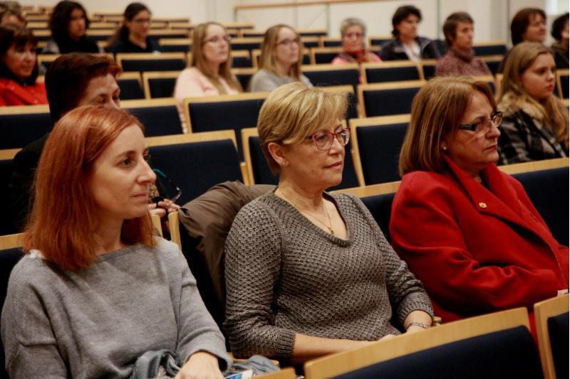 Mulleres científicas debaten na USC sobre os teitos de cristal