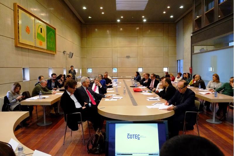 Investigadores e representantes da empresa reflexionan no CEA sobre as relacións entre comunidade científica e tecido empresarial