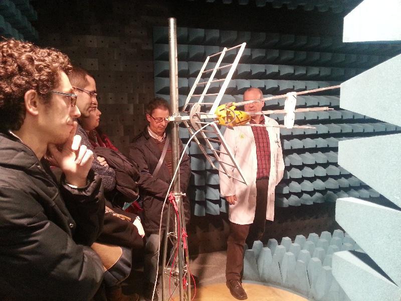 Participantes do programa de emprendemento Argos e persoal da AVTE visitan a empresa Tredess