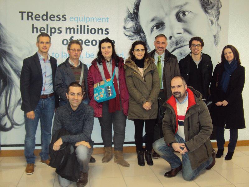 Participantes do programa de emprendemento Argos e persoal da AVTE visitan a empresa Tredess