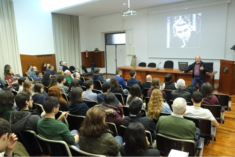 Ignacio Martínez Mendizabal, investigador das escavacións de Atapuerca, explicou en Medicina algunhas das claves da evolución humana