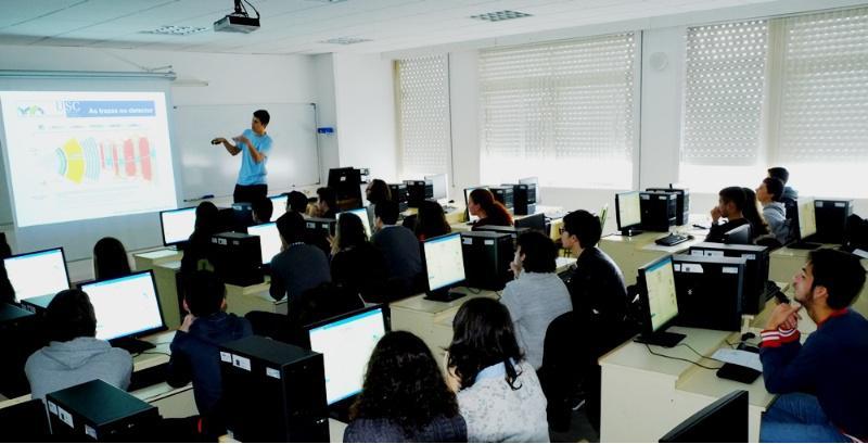 Estudantes de toda Galicia redescobren na USC o bosón de Higgs nunha experiencia que reúne a rapaces de 46 países