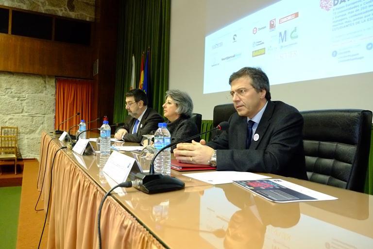 Centos de estudantes de secundaria coñecen na USC as células nai