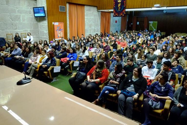 Centos de estudantes de secundaria coñecen na USC as células nai