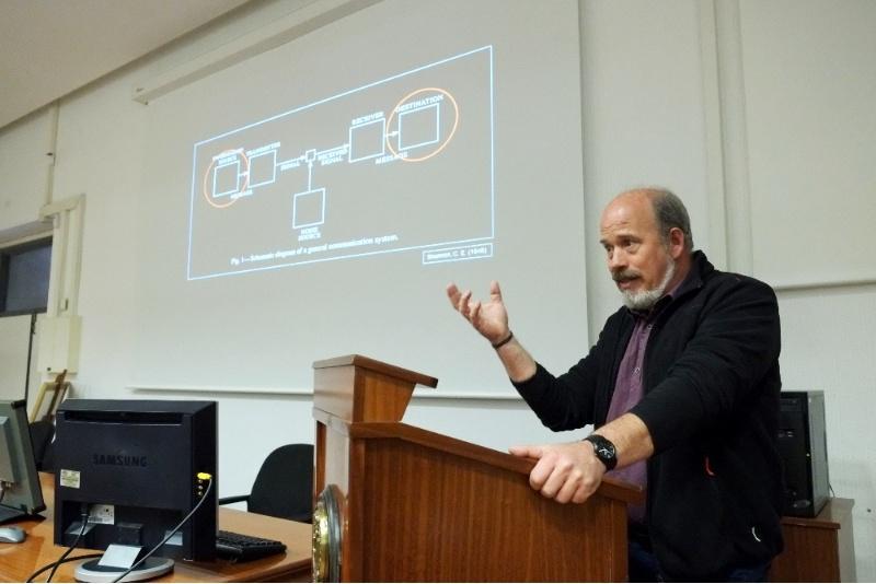 Ignacio Martínez Mendizabal, investigador das escavacións de Atapuerca, explicou en Medicina algunhas das claves da evolución humana