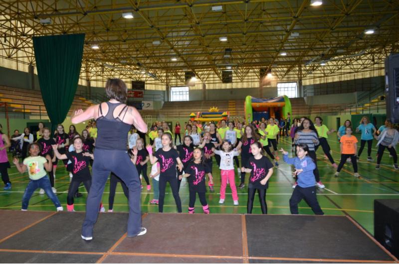 Unha masterclass solidaria de zumba recada fondos para Cruz Vermella no Pavillón Universitario