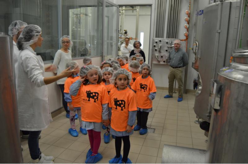 A APLTA da USC celebra o Día do Leite cos máis cativos