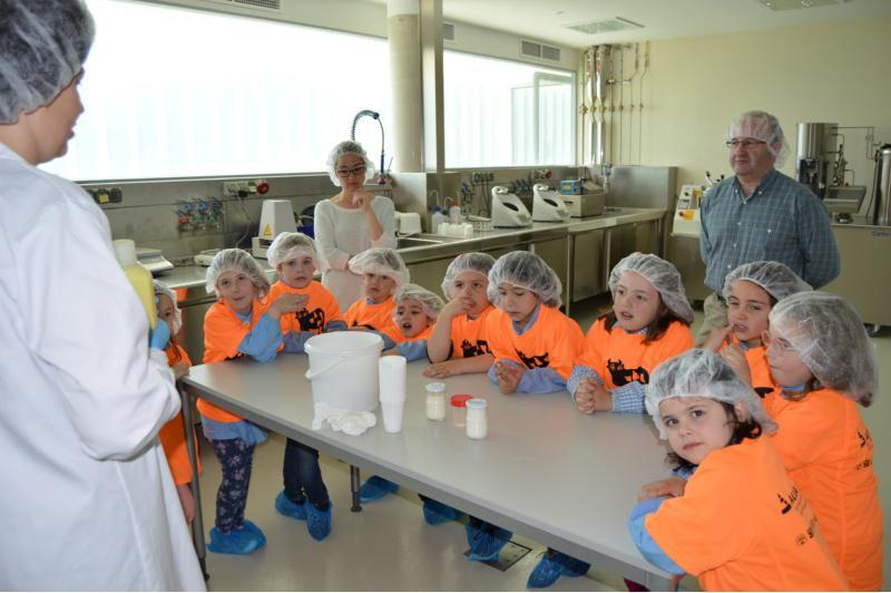 A APLTA da USC celebra o Día do Leite cos máis cativos