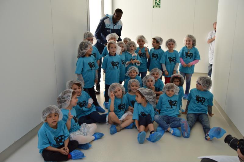 A APLTA da USC celebra o Día do Leite cos máis cativos