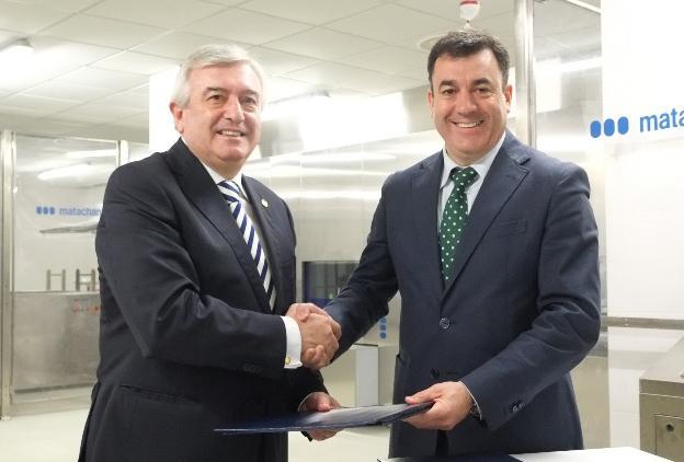 A USC e a Consellaría de Educación asinan un convenio para impulsar a investigación en biomedicina e física 