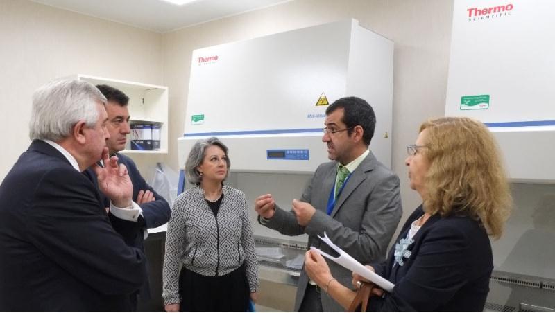 A USC e a Consellaría de Educación asinan un convenio para impulsar a investigación en biomedicina e física 