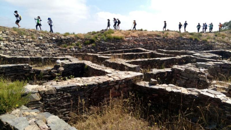 Alumnado coreano remata un curso sobre o Camiño de Santiago realizando o traxecto dende O Cebreiro