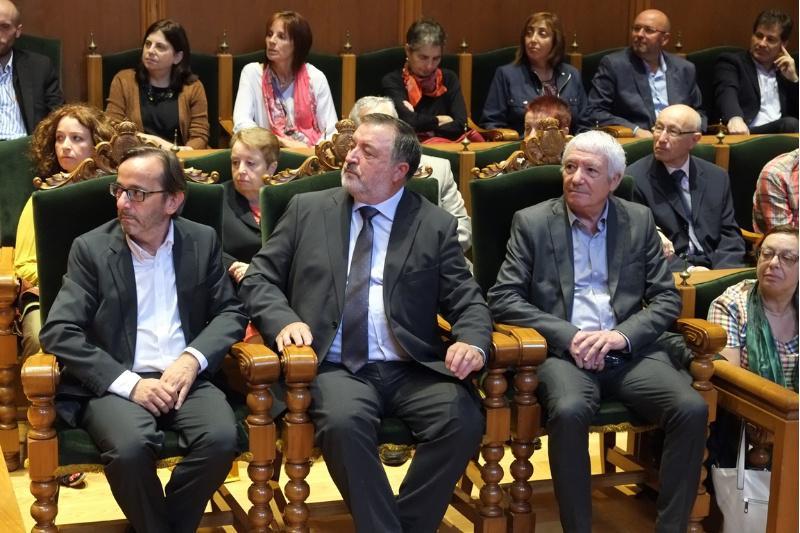 Emotiva homenaxe ao profesor Lois Ferradás