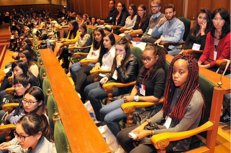 Zaid Alhamwy e Mohamad Kamal Aldalati recibiron as súas credenciais como beneficiarios do Programa de Axudas para Persoas Refuxiadas da USC