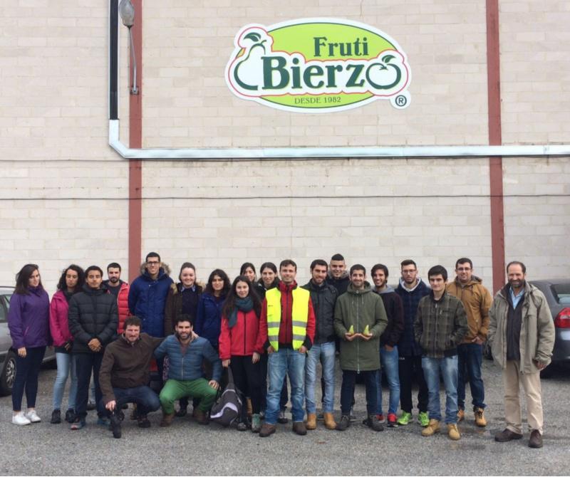 Estudantes de Enxeñaría Agrícola e Agroalimentaria visitan no Bierzo unha central hortofrutícola punteira