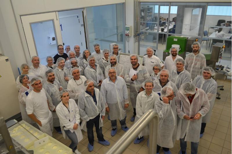 Un curso de elaboración queixos de pasta branda cita no Campus Terra da USC preto dun centenar de produtores de toda España