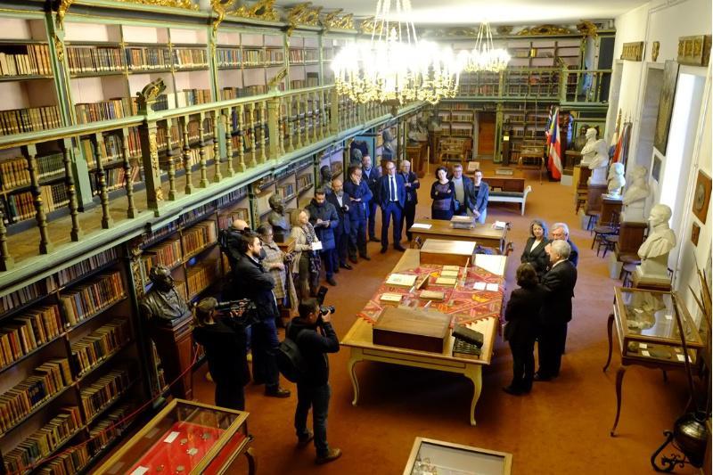 Modesto Seara doa á biblioteca da USC oito volumes editados entre 1591 e 1785