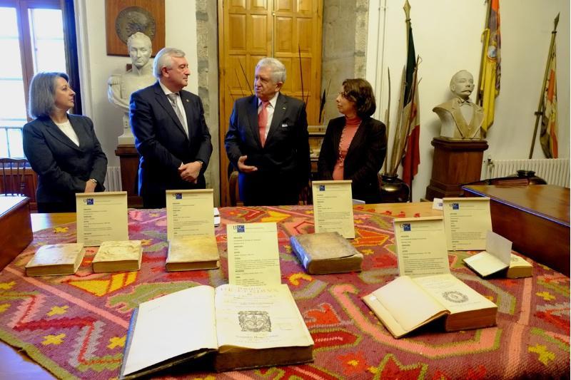 Modesto Seara doa á biblioteca da USC oito volumes editados entre 1591 e 1785