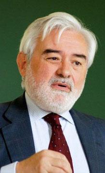 A Universidade de Huelva investiu honoris causa o profesor Darío Villanueva