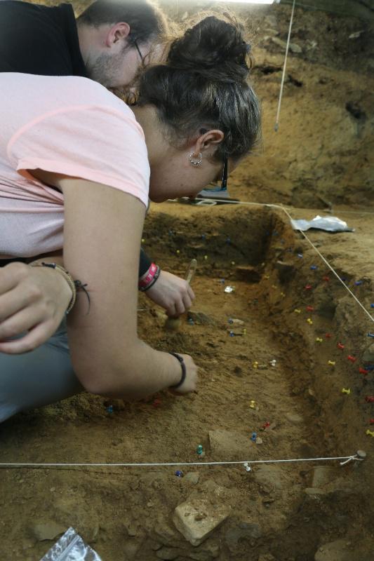 Os traballos en Cova Eirós ofrecen novas claves sobre os modos de vida dos últimos Neandertais e os primeiros humanos modernos no norte peninsular